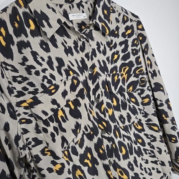 Equipment Femme Medium Silk Animal Print Button Crop Blouse - Picture 2 of 7
